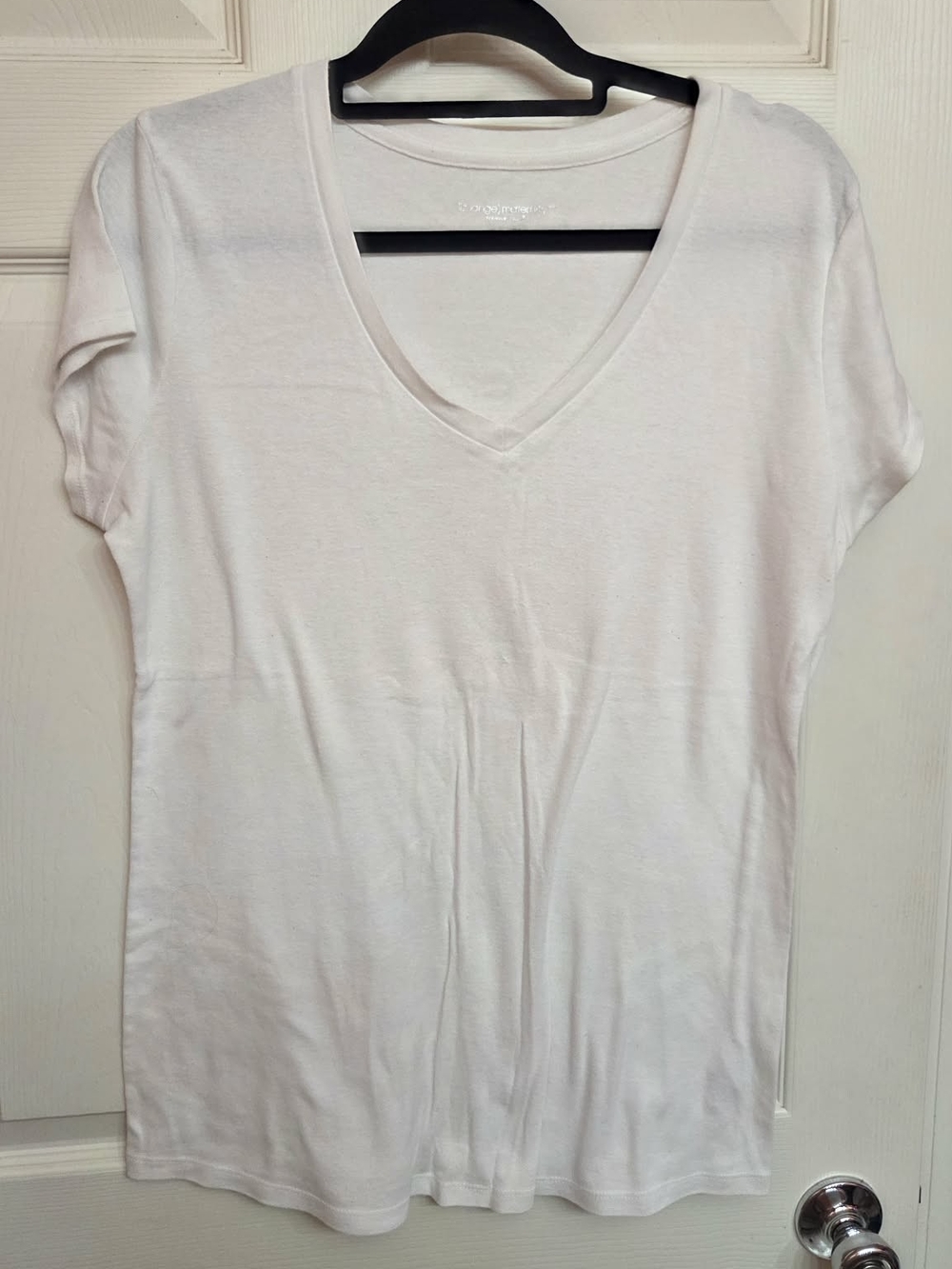 Liz Lange White V-Neck Short Sleeve Tee